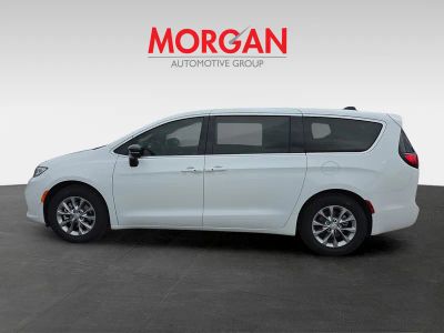 2026 Chrysler Pacifica — photo 8 view