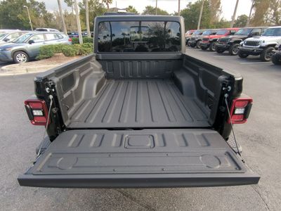2026 Jeep Gladiator — photo 10 view