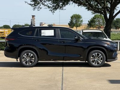 2026 Toyota Highlander Hybrid - Photo 3
