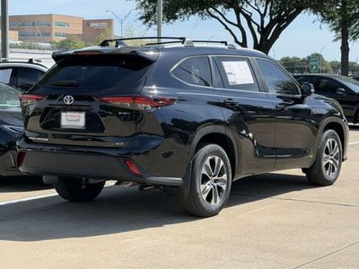 2026 Toyota Highlander Hybrid - Photo 4