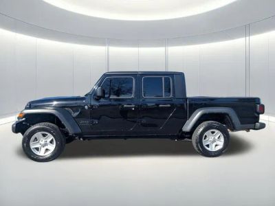 2023 Jeep Gladiator — side profile view