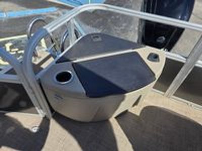 2023 Sun Tracker Fishing Barge 20 DLX - Photo 12