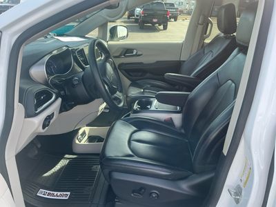 2023 Chrysler Pacifica — photo 9 view