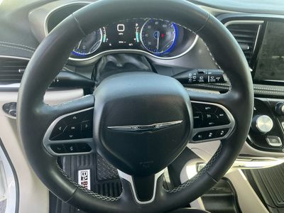 2023 Chrysler Pacifica — photo 13 view
