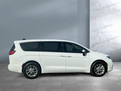 2023 Chrysler Pacifica — photo 7 view