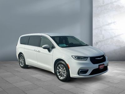 2023 Chrysler Pacifica — photo 8 view