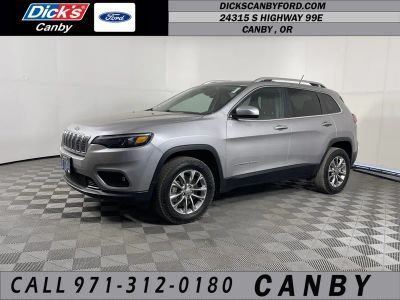 2019 Jeep Cherokee Latitude Plus in Billet Silver Metallic Clearcoat — front three-quarter view