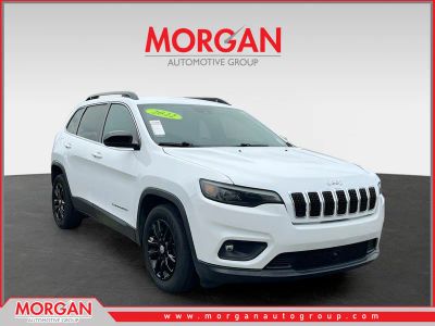 2022 Jeep Cherokee Latitude Lux in White — front three-quarter view