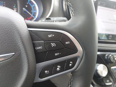 2023 Chrysler Pacifica — photo 12 view