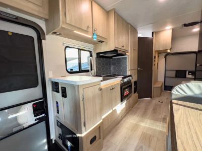 2025 Coachmen LEPRECHAUN — photo 7 view