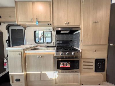 2025 Coachmen LEPRECHAUN — photo 8 view