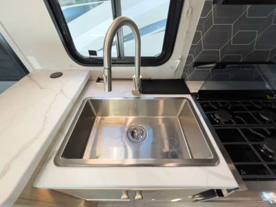 2025 Coachmen LEPRECHAUN — photo 9 view
