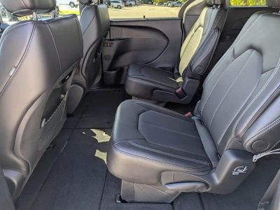 2026 Chrysler Pacifica — photo 9 view