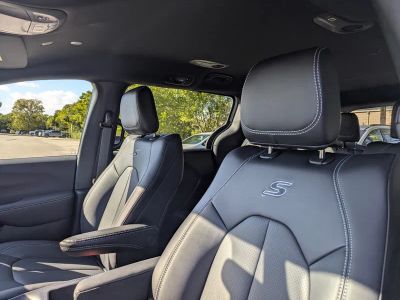 2026 Chrysler Pacifica — photo 12 view