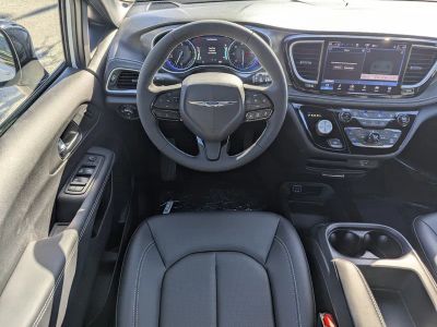2026 Chrysler Pacifica — photo 11 view