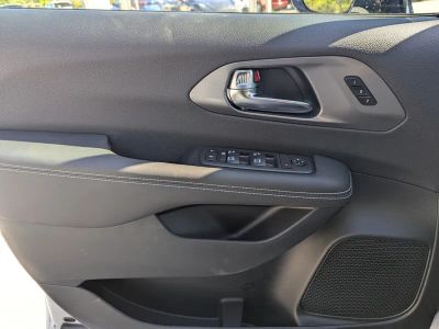 2026 Chrysler Pacifica — photo 15 view