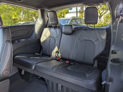 2026 Chrysler Pacifica — photo 7 view