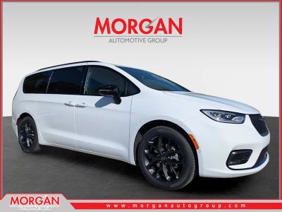 2026 Chrysler Pacifica Select in White — front three-quarter view