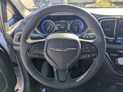 2026 Chrysler Pacifica — photo 17 view