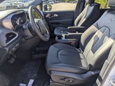 2026 Chrysler Pacifica — photo 13 view