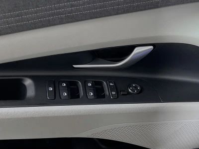 2025 Hyundai Elantra — photo 14 view