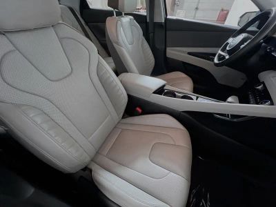 2025 Hyundai Elantra — photo 28 view