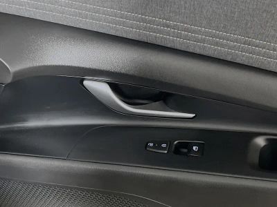 2025 Hyundai Elantra — photo 29 view