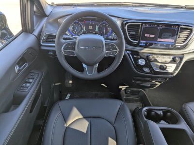 2026 Chrysler Pacifica — photo 11 view