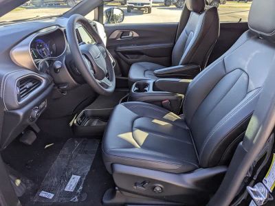 2026 Chrysler Pacifica — photo 13 view