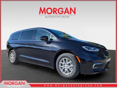 2026 Chrysler Pacifica Select in Black — front three-quarter view
