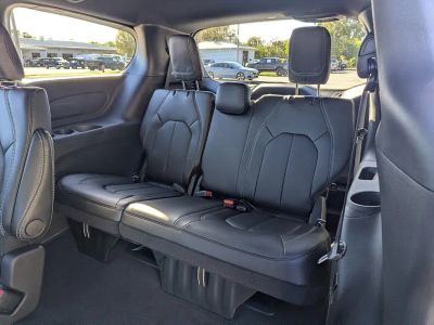 2026 Chrysler Pacifica — photo 7 view