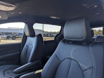 2026 Chrysler Pacifica — photo 12 view