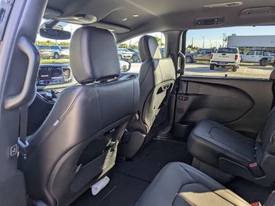 2026 Chrysler Pacifica — photo 10 view