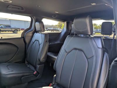 2026 Chrysler Pacifica — photo 8 view