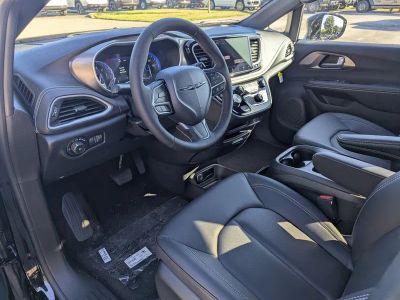 2026 Chrysler Pacifica — photo 14 view