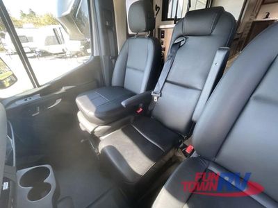 2024 Thor Motor Coach Magnitude — photo 37 view