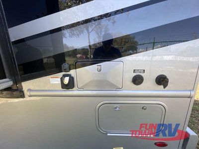 2024 Thor Motor Coach Magnitude — photo 32 view
