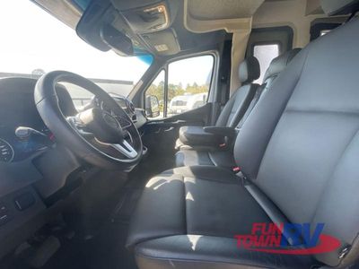 2024 Thor Motor Coach Magnitude — photo 34 view