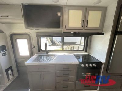 2024 Thor Motor Coach Magnitude — photo 14 view