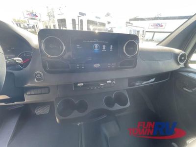 2024 Thor Motor Coach Magnitude — photo 36 view