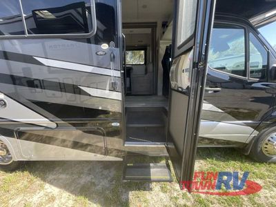 2024 Thor Motor Coach Magnitude — photo 40 view