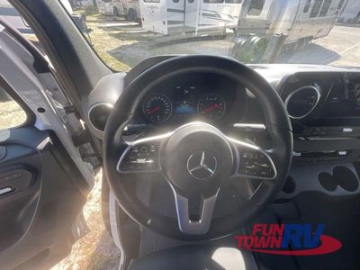2024 Thor Motor Coach Magnitude — photo 35 view