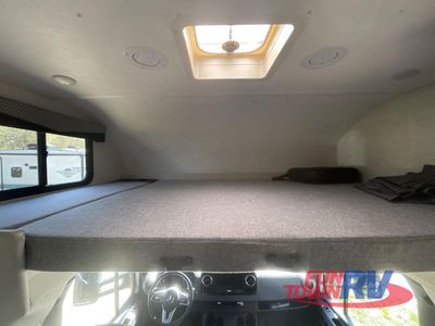 2024 Thor Motor Coach Magnitude — photo 25 view
