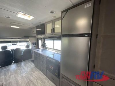 2024 Thor Motor Coach Magnitude — photo 15 view