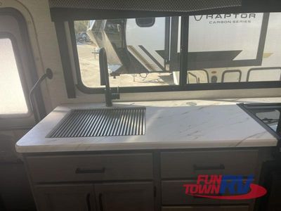 2024 Thor Motor Coach Magnitude — photo 17 view