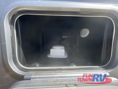 2024 Thor Motor Coach Magnitude — photo 30 view