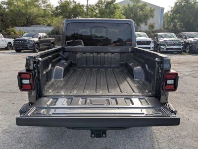 2026 Jeep Gladiator — photo 12 view