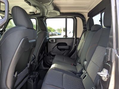 2026 Jeep Gladiator — photo 13 view