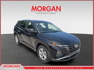 2023 Hyundai Tucson SE in Phantom Black — front three-quarter view