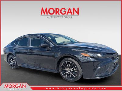 2021 Toyota Camry SE in Midnight Black Metallic — front three-quarter view